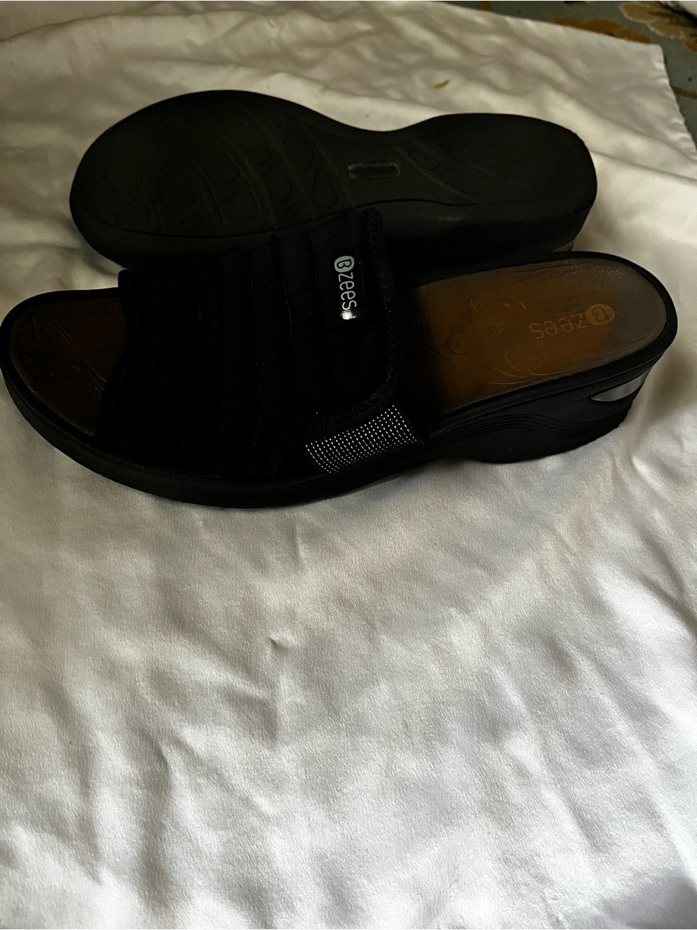 BZEES~BLACK~SANDAL~SILVER DETAIL~SIZE 11 - Picture 8 of 8